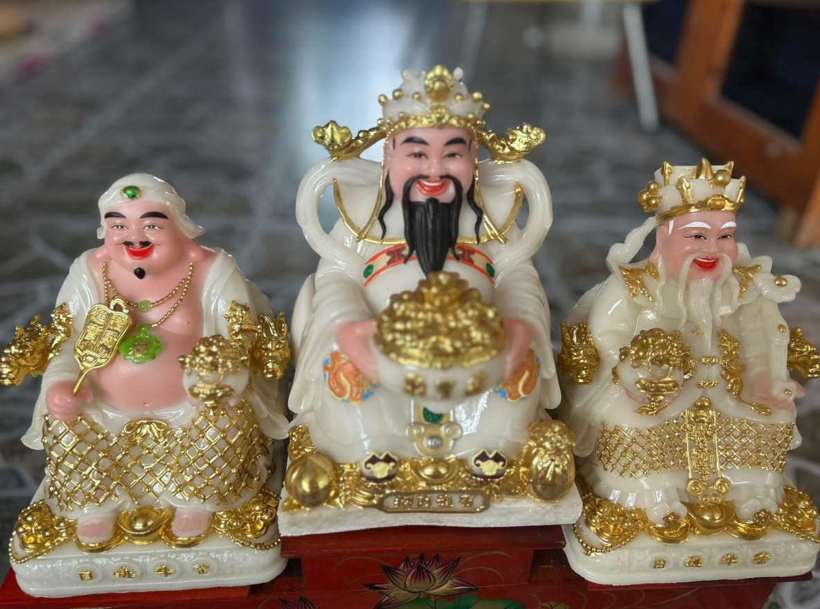 Tượng Thần Tài Thổ Địa bột đá vẽ Gấm đỏ 3.png